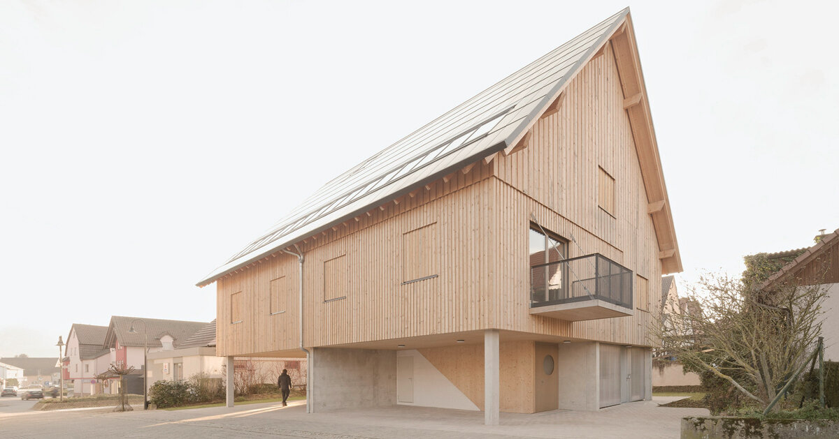 Strohballen und Bretter bilden das Haus hoinka in Deutschland