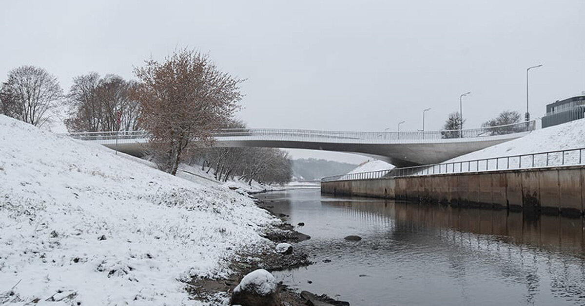 Pėsčiųjų „tiltas-plaza“ sujungia istorinį Lietuvos miestelį su parku
