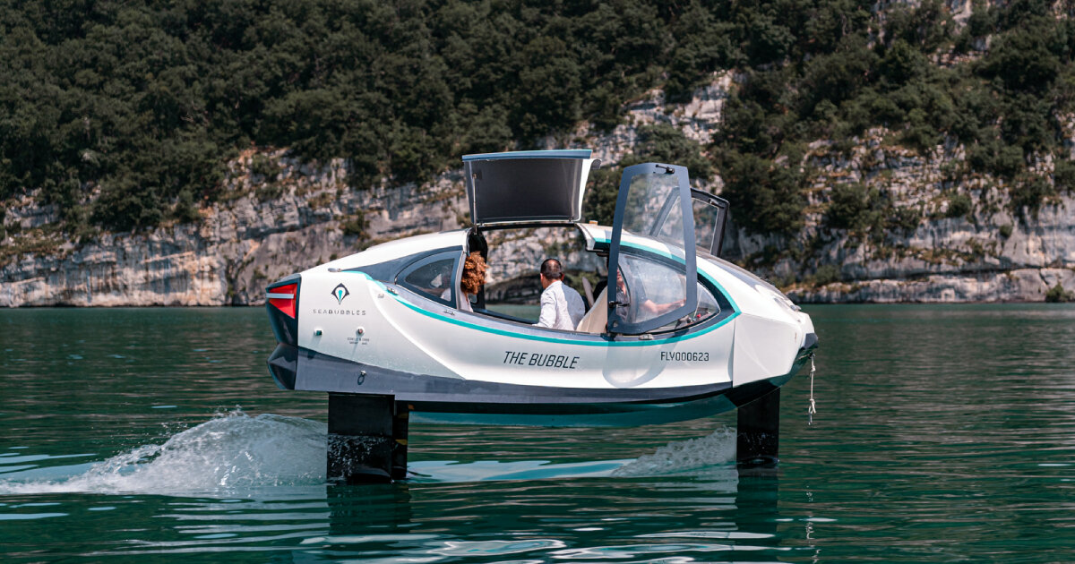 Des bateaux-taxis électriques volants à bulles de mer sur des hydroglisseurs font la navette entre les lacs en France