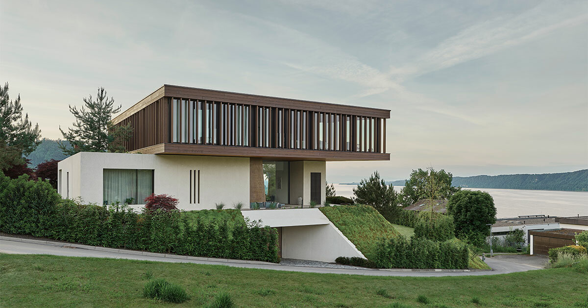 Ein überhängender Holzflügel überragt das Haus der Familie Oppenheim Architecture in Deutschland