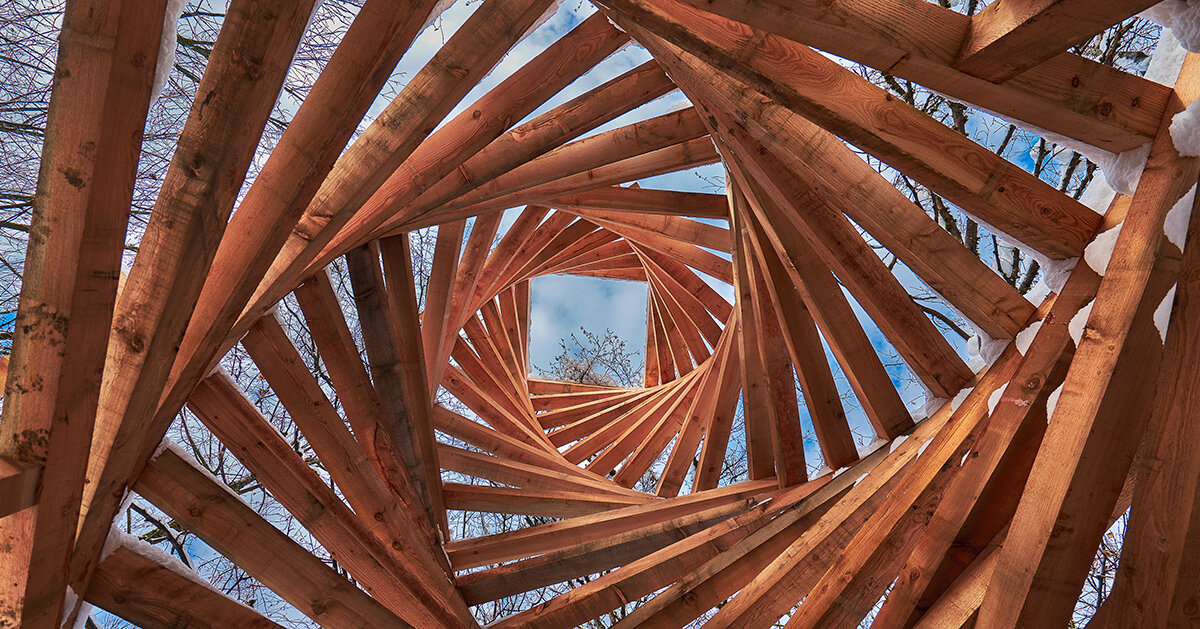 David McCulloughs ineinandergreifende Holzpavillons liegen eingebettet in den Schweizer Alpenwäldern