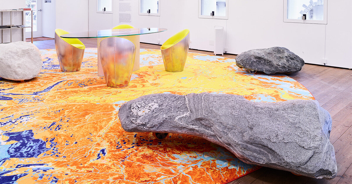 In anderen Räumen verwebt das Atelier Teppiche und leuchtende Steine ​​zu Filmen des gelben Hauses für die neuesten Ausstellungen