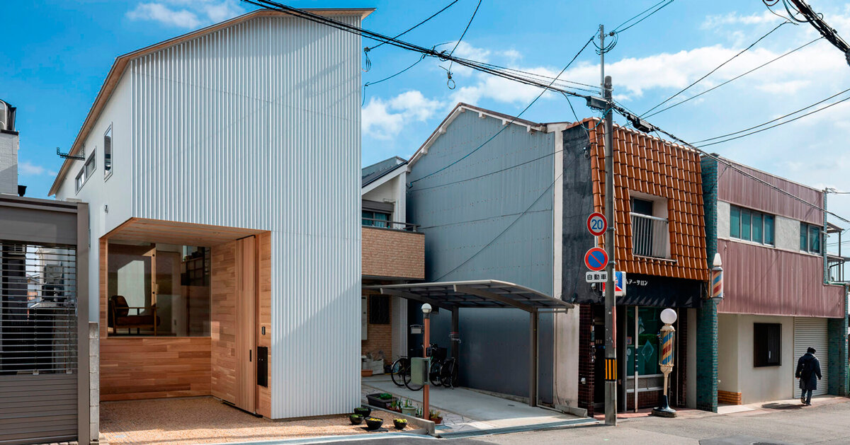 連動する省略された床が日本のコンパクトな戸仁山住宅の輪郭を描く
