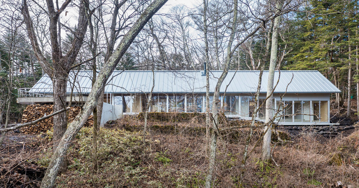 高広遠道は、日本の森の中の別荘のための二重博物屋根を作ります。