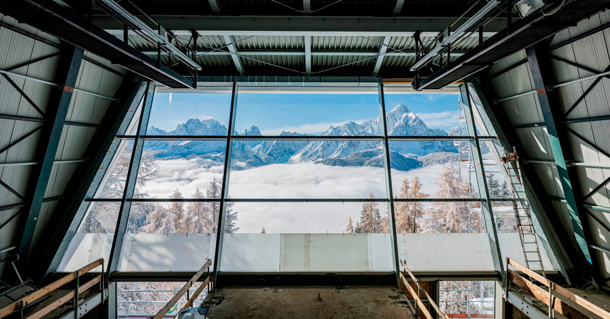 La fachada acristalada del museo ofrece vistas panorámicas del Monte Elmo en Italia