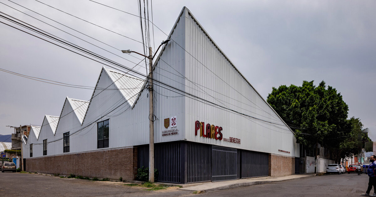 Techo de metal forma pliegues triangulares sobre infraestructura cultural en la Ciudad de México