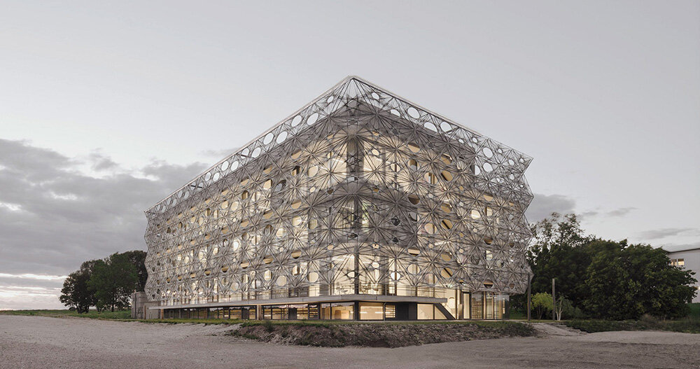 Das mit einer maschinengewebten Fassade verschleierte Texoversum wird in Deutschland eröffnet
