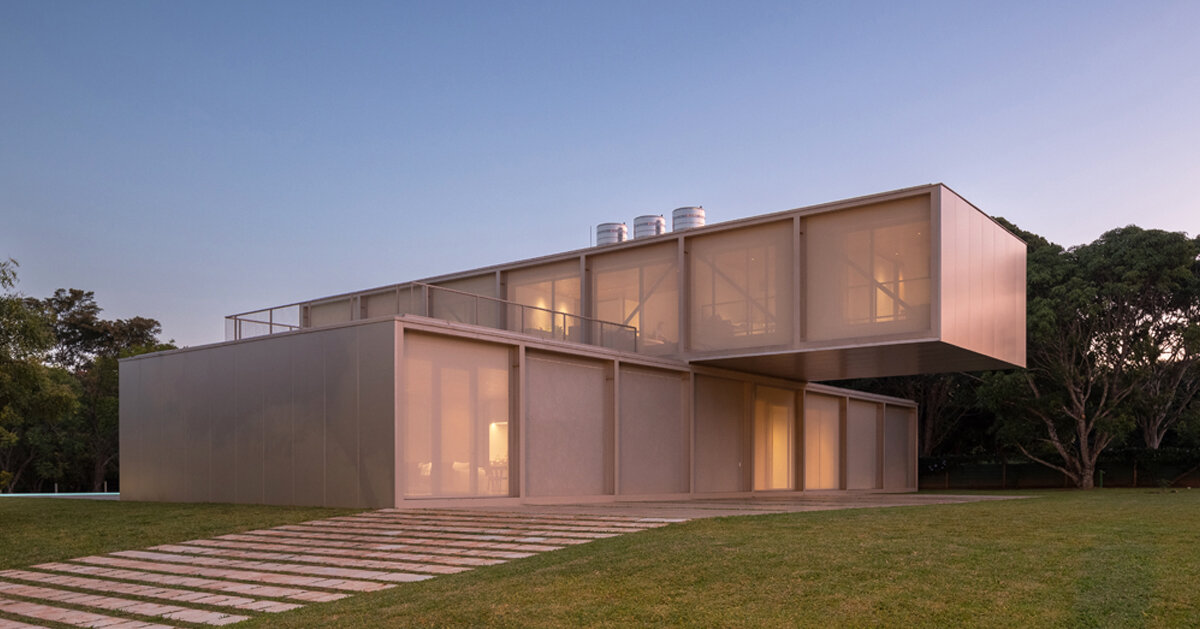 bloco arquitetos' 350 house rises as crosswise, sheer volumes in brazil