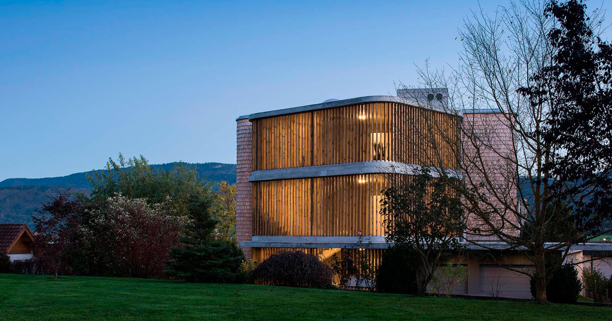 Gespaltene Tannenpaneele bedecken die Betonkonstruktion eines Mehrfamilienhauses in der Schweiz