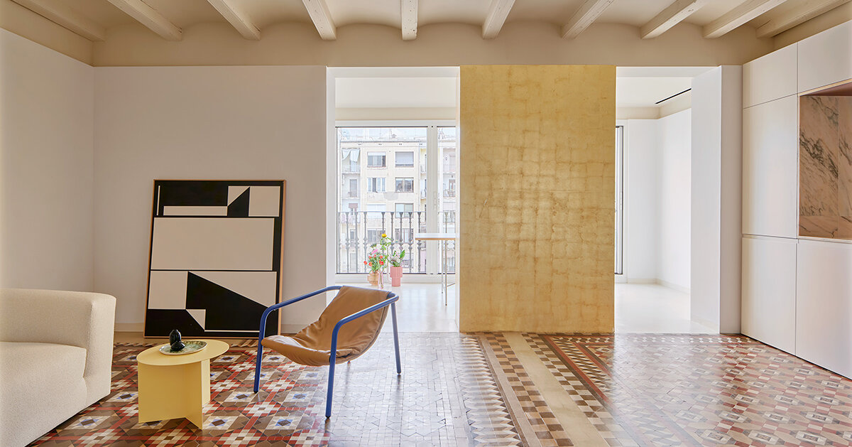 Las fachadas revestidas de metal guían a los residentes a través de los apartamentos Roscolt de Raúl Sánchez en España