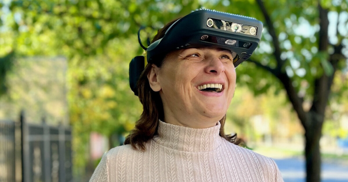 forehead glasses assist blind people in moving around without a guide dog