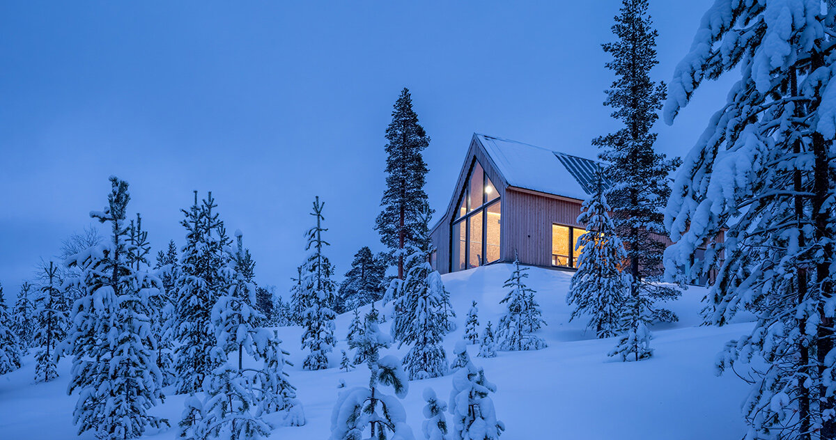 pirinen & salo perches this ‘home on a hill’ over the snowy finnish laplands