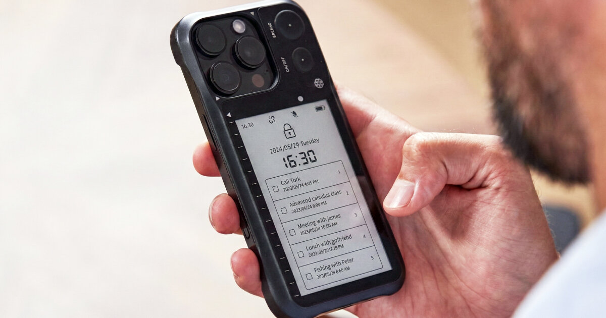 iPhone case with e-ink display lets users read books and comics without screen glare