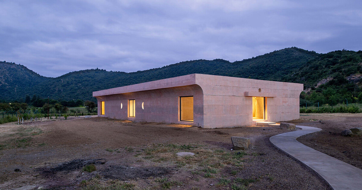 pezo von ellrichshausen's pink concrete LIMA house loops around a courtyard pool