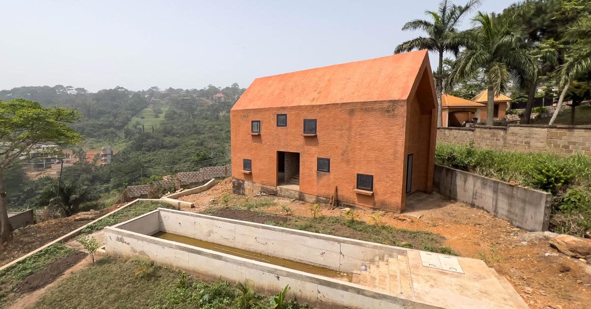 clay-pigmented monolithic villas emerge from ghana’s red earth landscape