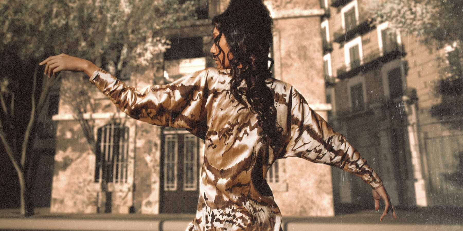 avian-inspired kinetic clothing captures energy through human motion