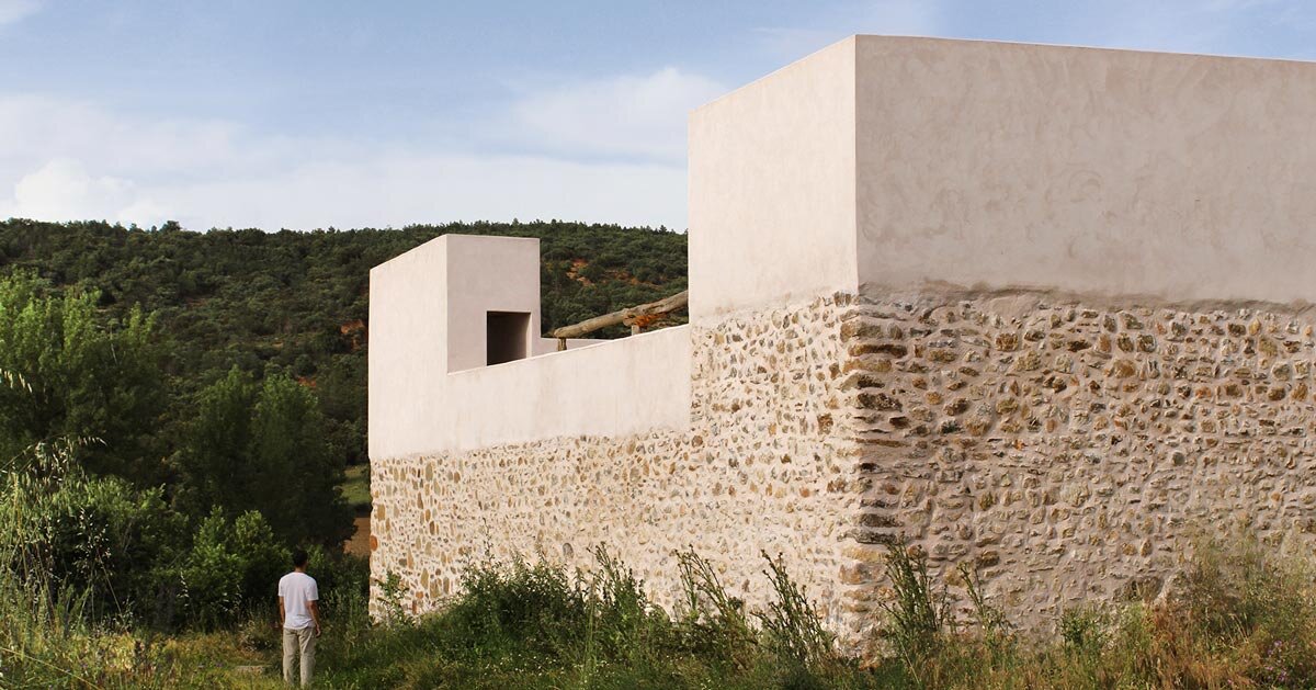 stone and clay rebuild former rural stable as a seasonal refuge in spanish countryside
