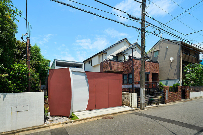naf architect & design peels back the perimeter of tokyo house to reveal curved inner facade