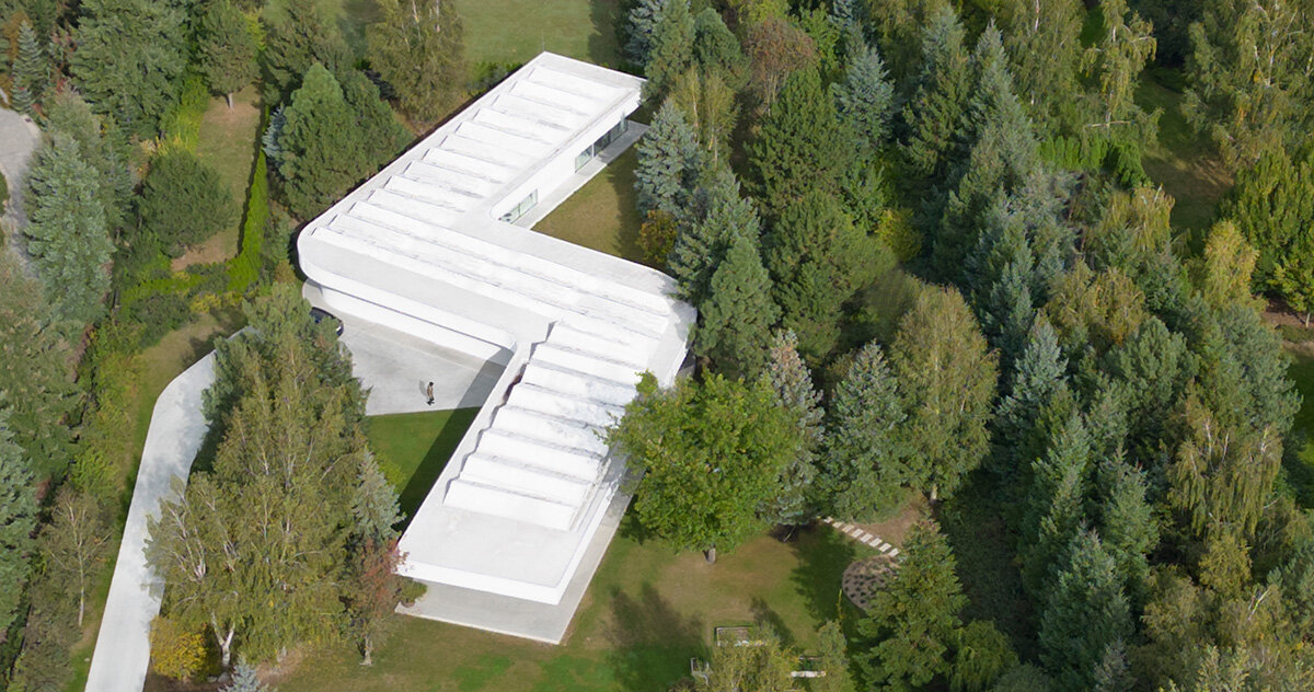 with a zigzagging floorplan, PL.architekci’s ‘S house’ weaves through a polish forest