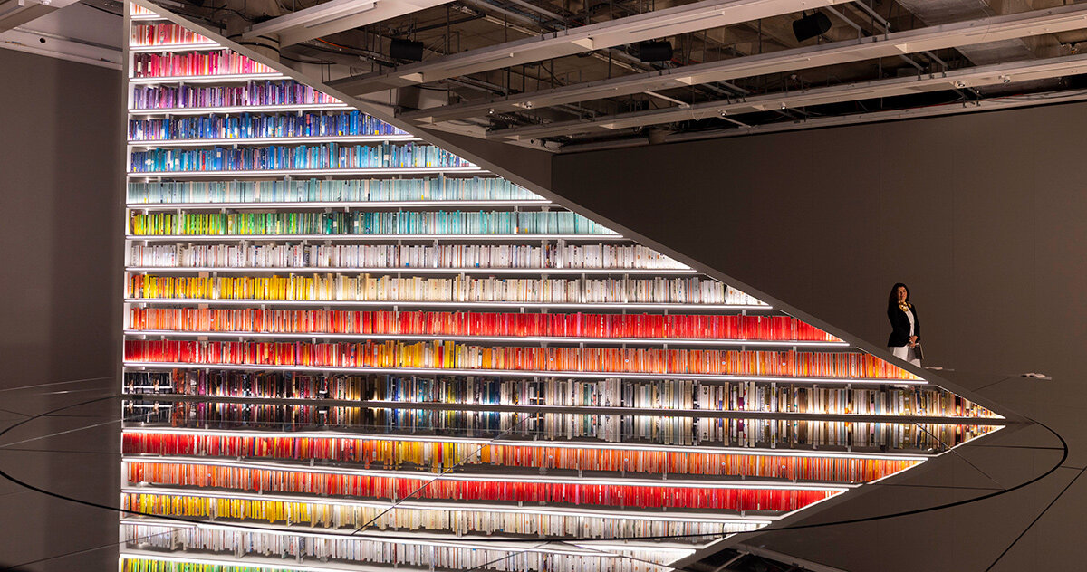 es devlin’s rotating library holds 2,000 books inside london’s design museum