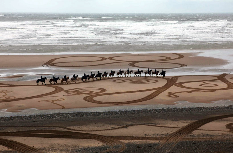 walking drawings on sand art by evewright