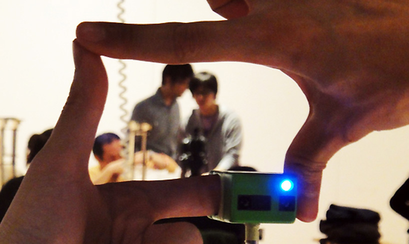 ubi camera takes photos from your finger framed view