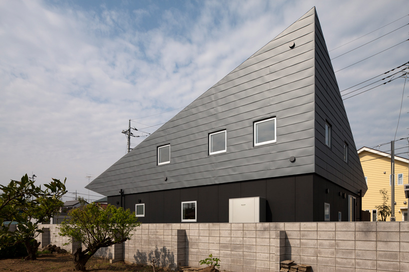 mikio tai/architect cafe: large roof house