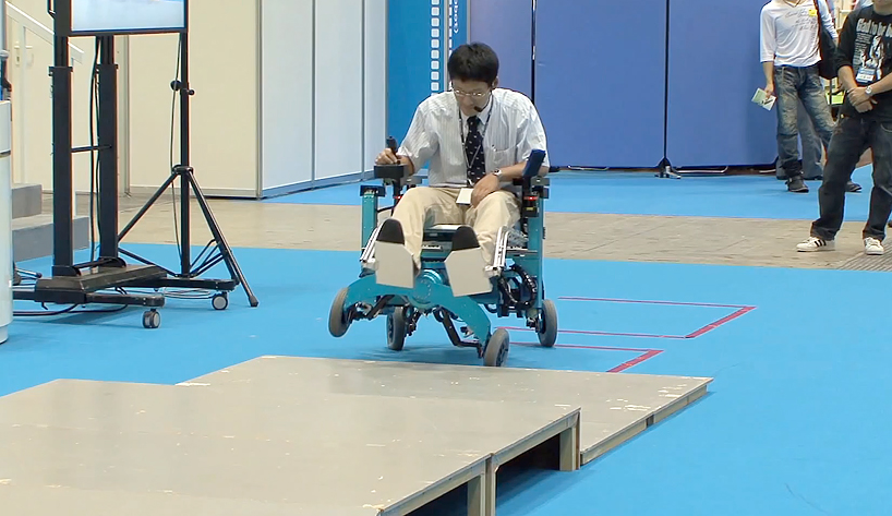 robotic wheelchair capable of climbing over steps