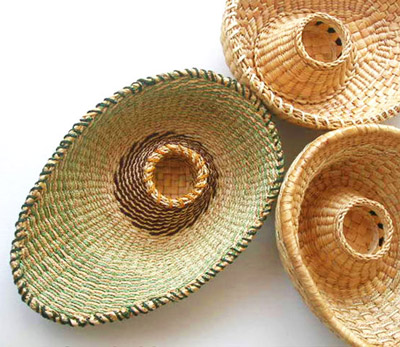 pinpach piyatiratitivorakul : avo fruit holder