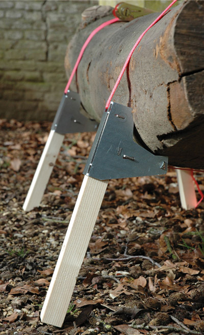 maandag meubels: bosbank tree trunk bench