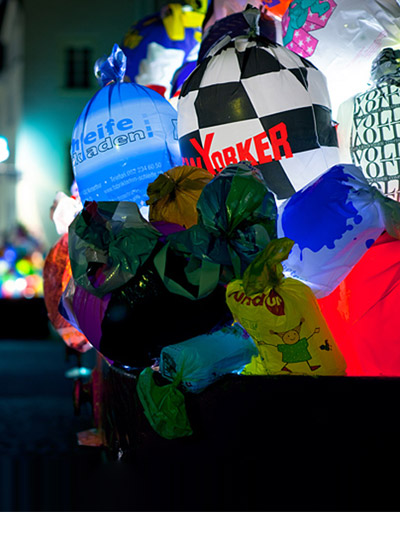 luzinterruptus: plastic garbage guarding the museum