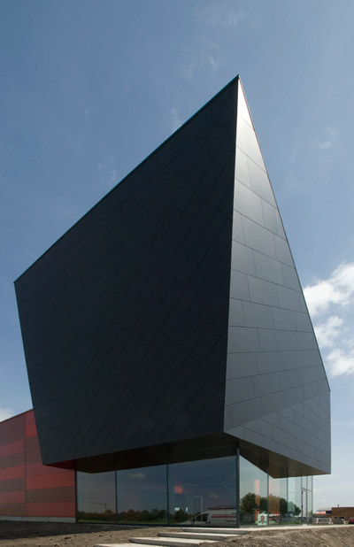 groosman partners: electric boat house