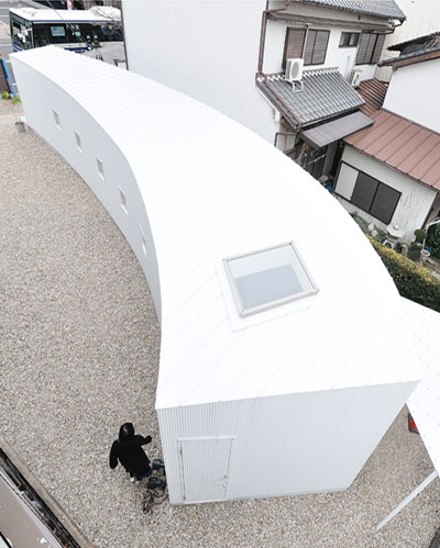 studio velocity: little one room house with a curve