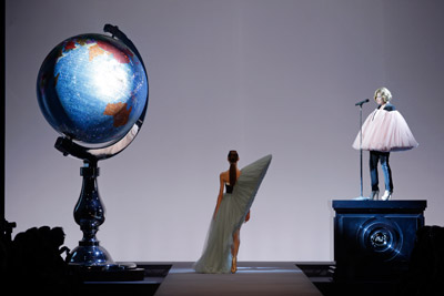 studio job's scenography for viktor & rolf, paris