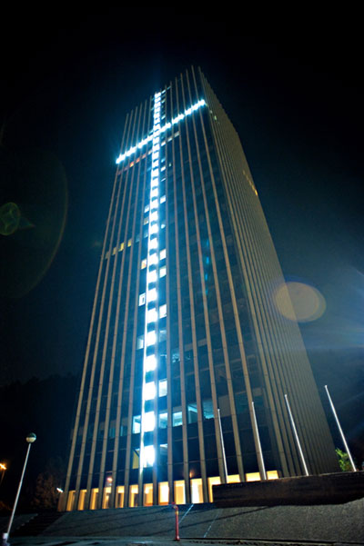sebastin errazuriz: 'cross of light' supporting the 33 trapped chilean miners