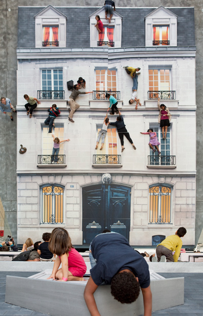 leandro erlich: bâtiment at le centquatre