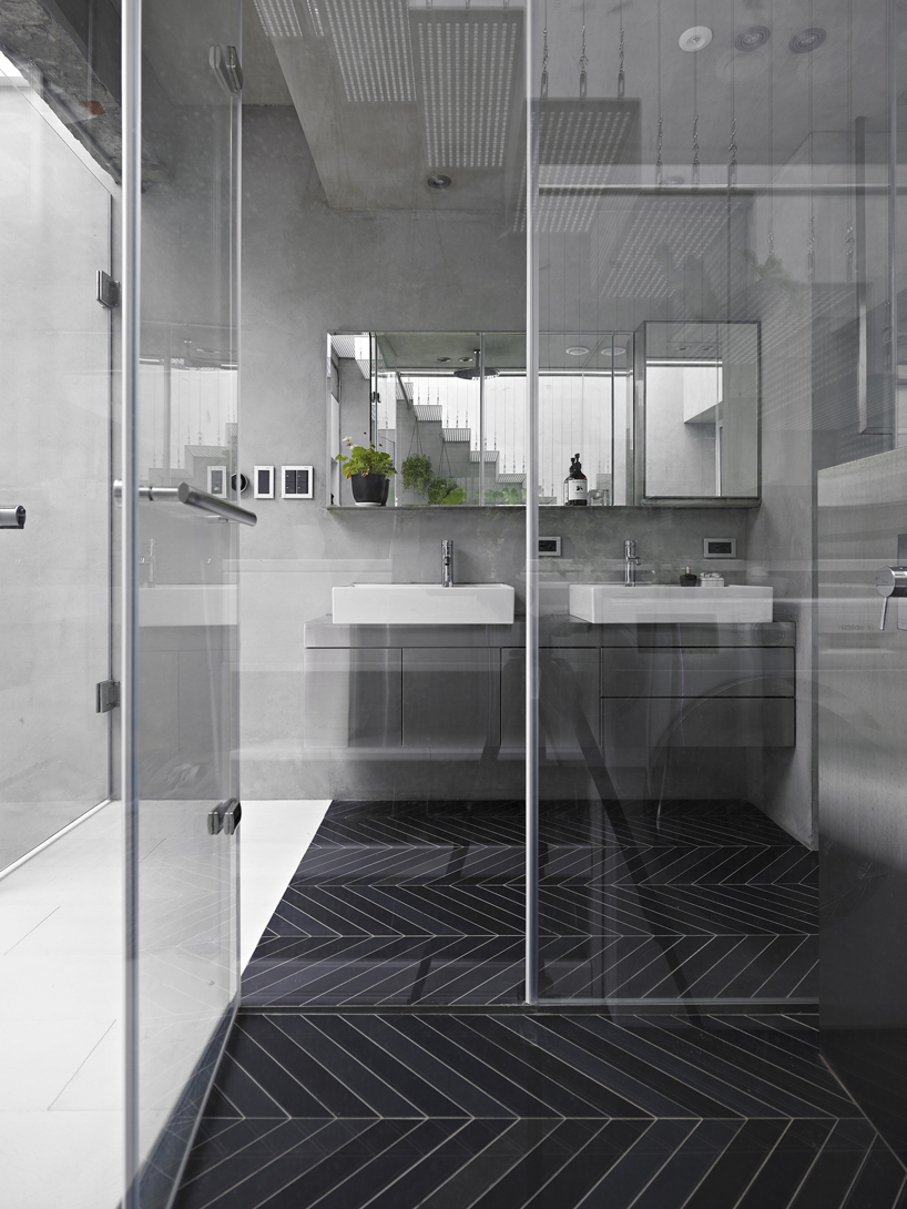 KC design studio lights up townhouse with glazed openings in taiwan