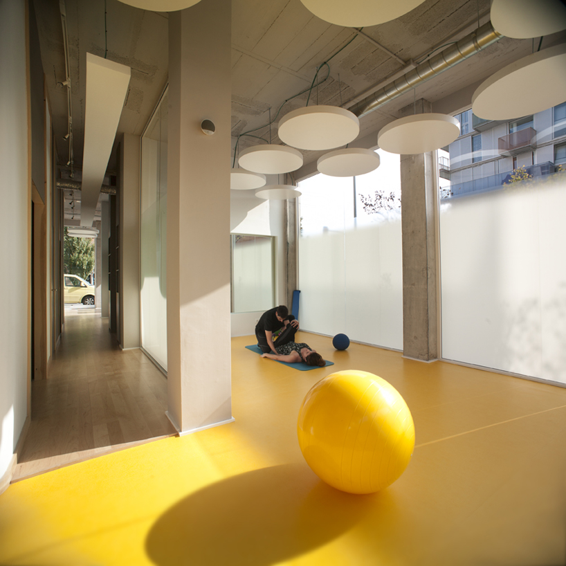 gabriel gomera studio uses color and light to motivate gym-goers at R3 - 2