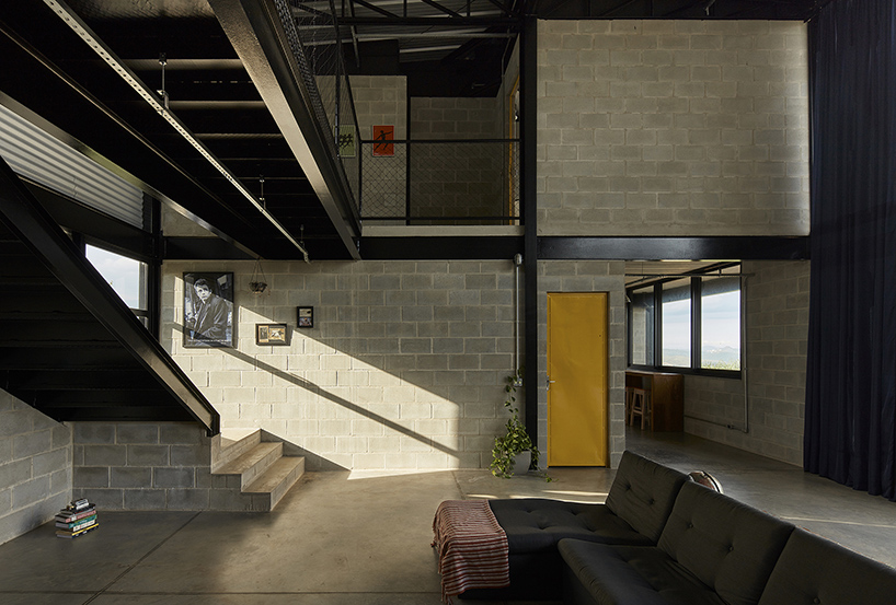 'casa galpao' by marcos franchini in brazil combines steel framing and exposed concrete