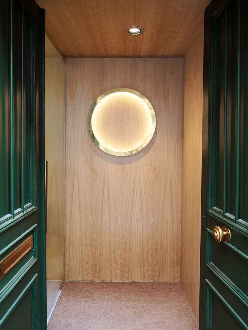 ARCHIEE fits underground vault with golden accents for japanese cosmetics boutique