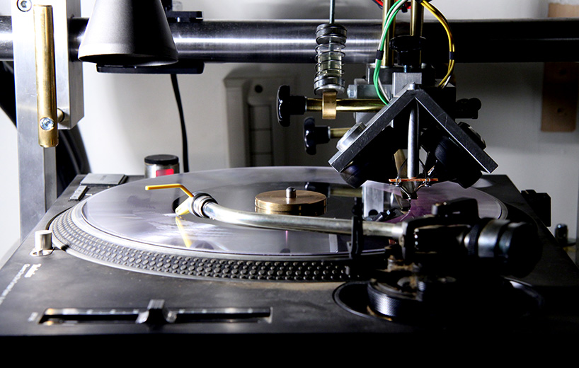 craft Regnfuld Almægtig cutting graphics onto vinyl records by shinsuke yamaji