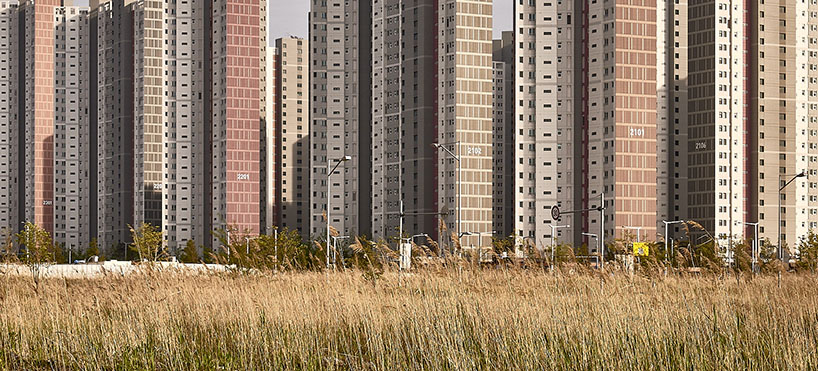 manuel alvarez diestro captures the density of south korea's new housing developments designboom