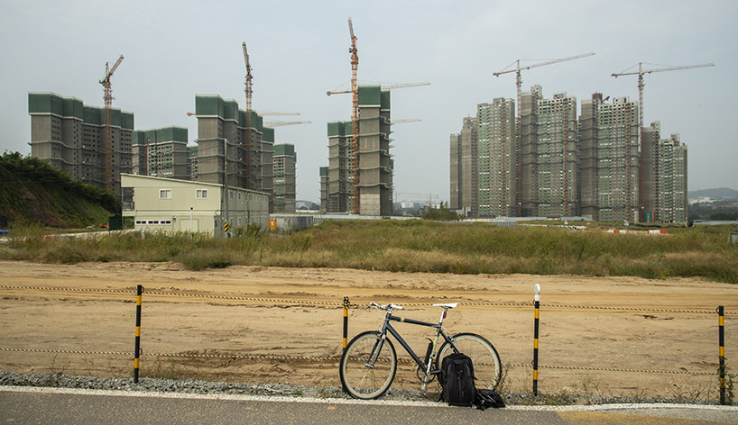 manuel alvarez diestro captures the density of south korea's new housing developments - 6