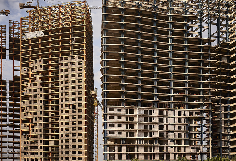 manuel alvarez diestro captures surreal scenery of new developments in the middle east
