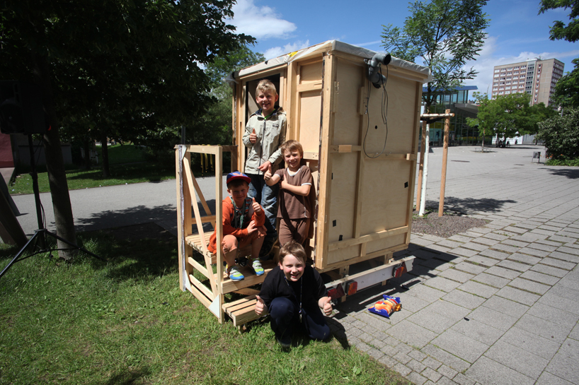 bruit du frigo kinotour wagon cinema pin hole designboom