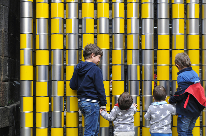 moradavaga realizes vira-lata installation using 2300 turnable tin cans - 3