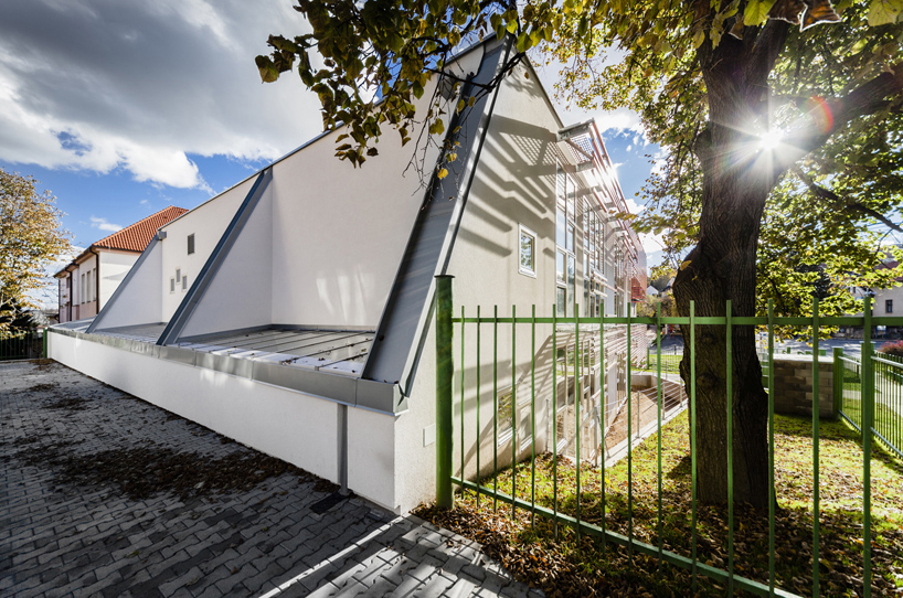 mid century elementary school addition in czech republic - 5