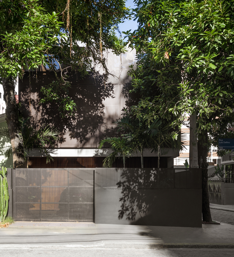 vertical screens clad henrique pimont's house in brazil to achieve privacy + permeability