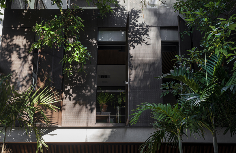 vertical screens clad henrique pimont's house in brazil to achieve privacy + permeability