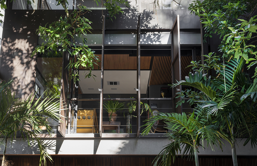 vertical screens clad henrique pimont's house in brazil to achieve privacy + permeability